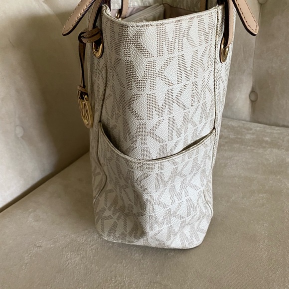 Michael Kors Jet Set Tote - Picture 6 of 8